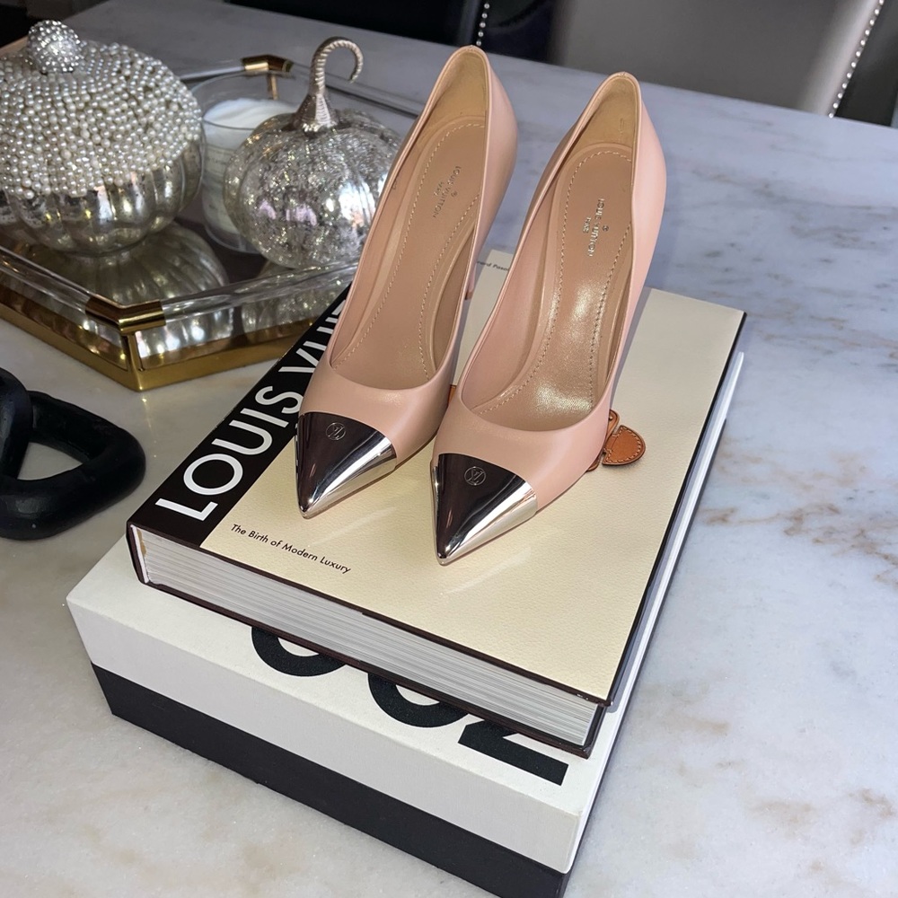 New Louis Vuitton Merry Go Round Metal Cap Pump in Nude - Picture 5 of 17